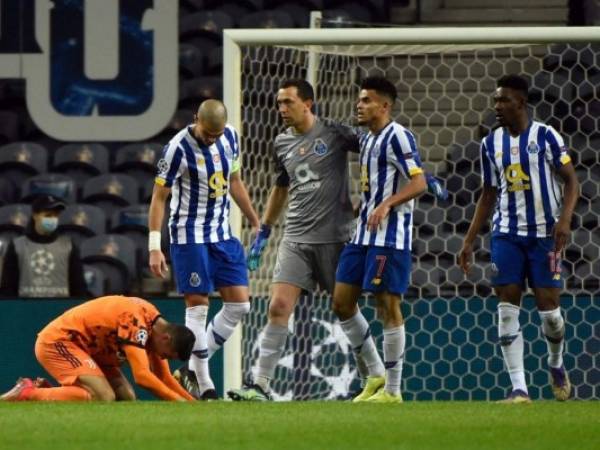 El delantero portugués del Juventus, Cristiano Ronaldo, reacciona a la derrota de su equipo al final de los octavos de final de la UEFA Champions League del partido de ida de fútbol entre el Oporto y la Juventus. FOTO:AFP