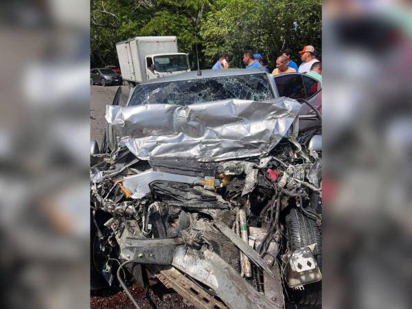 Así de destruido quedó el vehículo en el que viajaba la mujer, tras el impacto contra el autobús.