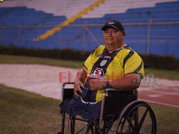 A la edad de 21 años Juan Ricardo perdió sus dos piernas, pero eso no le impide ser un fiel aficionado al Marathón, al que alienta desde adentro de la cancha sentado en su silla de ruedas.