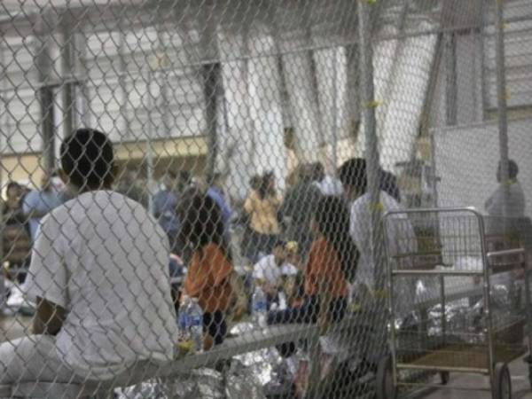 La embajadora estadounidense en El Salvador, Liduvina Magarín, confirmó que de los 2,000 niños retenidos en Estados Unidos, 50 son de ese país de centroamericano. Foto: Agencia AFP