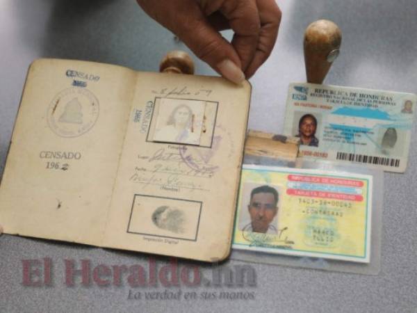 Estas son las tres cédulas que han identificado a los hondureños durante los últimos 66 años. Fotos: Efraín Salgado / EL HERALDO.