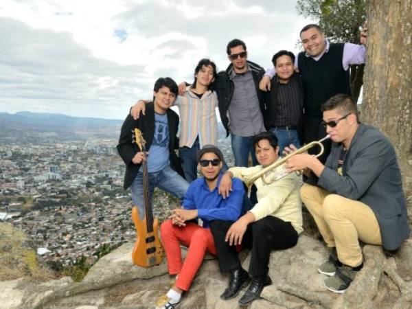 La banda posa en una foto sobre Tegucigalpa. Foto de Daniel Mendoza / Hibriduz Jazz (cortesía).