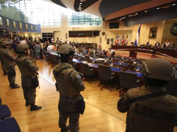 FILE - In this Feb. 9, 2020 file photo, armed Special Forces soldiers of the Salvadoran Army, following orders of President Nayib Bukele, enter congress upon the arrival of lawmakers, in San Salvador, El Salvador. Opposition lawmakers recommended on Thursday, Dec. 17, 2020, that President Bukele dismiss the director of the National Police and the chief of the armed forces, because of serious human rights violations that occurred when the armed forces entered congress. (AP Photo/Salvador Melendez, File)