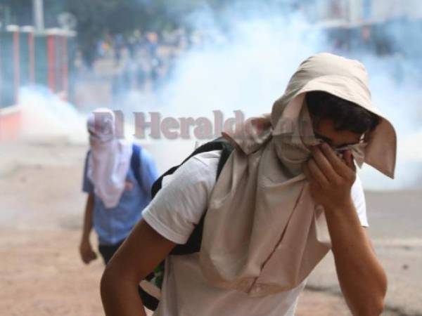 Algunos alumnos del Instituto Técnico Honduras (ITH), de Tegucigalpa, han realizado intensas protestas desde el pasado lunes, las que se han convertido en un enfrentamiento entre estudiantes y policías. Foto: Alex Pérez/ EL HERALDO