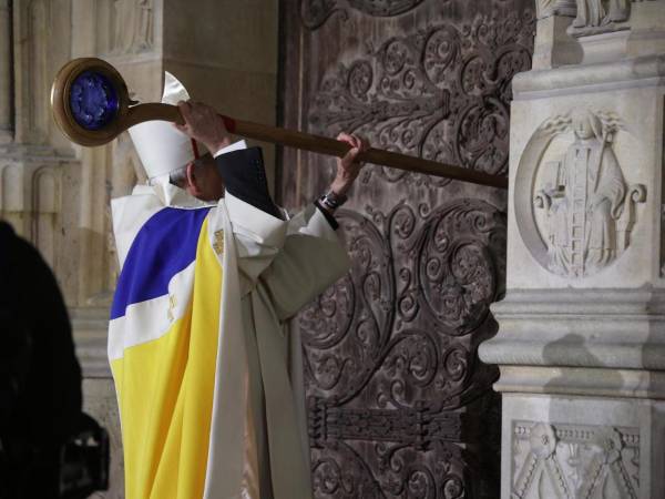 El arzobispo de París, Laurent Ulrich, ha reabierto oficialmente la catedral de Notre Dame este sábado con un rito que ha consistido en llamar solemnemente a las puertas golpeando con su cruz y esperar la respuesta del templo gótico, que ha sido entonada por los coros en su interior, antes de cruzar el umbral.