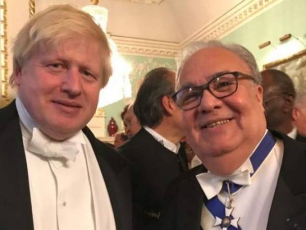 El Primer Ministro Boris Johnson y el Embajador Iván Romero Martínez durante una ceremonia.