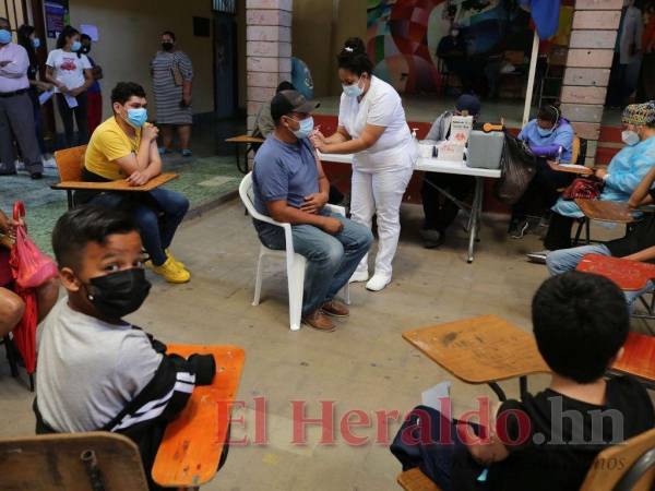 Vacunación anticovid en la Escuela Estados Unidos de la capital.