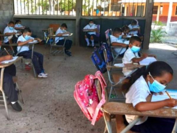 La variante ómicron podría evitar el regreso a clases.