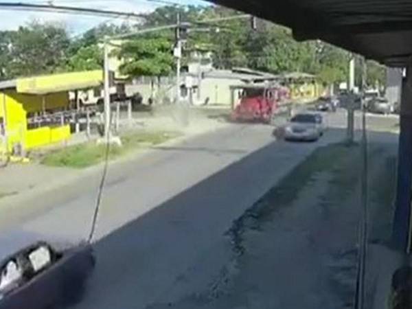 Motociclista impacta contra camión al cruzar en avenida de barrio Barandillas