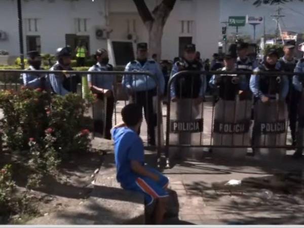 La Policía resguarda el Palacio Municipal desde ayer que vendedores ambulantes amenazaban con realizar actos vándalicos al interior del ente.