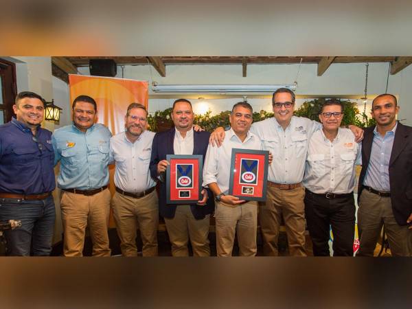 El equipo de CMI muestra sus galardones por su excelente manejo y producción de aves.