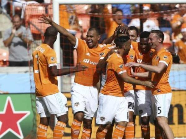 Los jugadores del Houston Dynamo celebran la anotación de Romell Quioto.