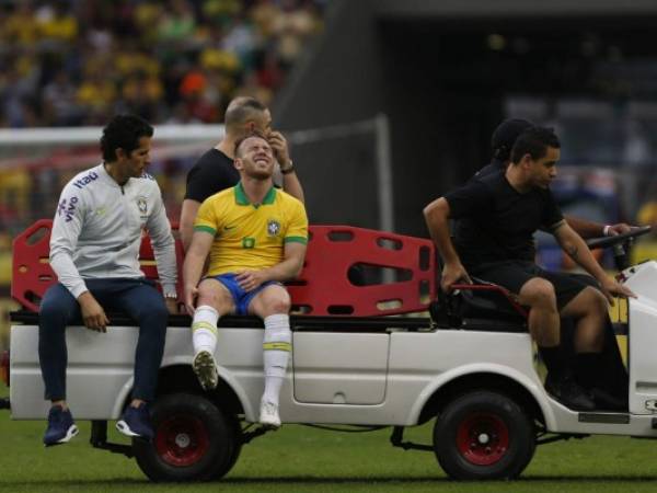 Arthur fue retirado del partido visiblemente afectado por la entrada del jugador del Houston Dynamo y tendrá que esperar el diagnóstico del cuerpo médico. Foto:AFP