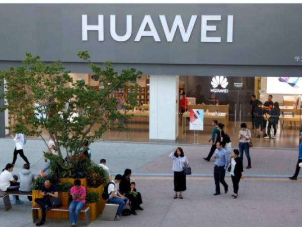 Huawei afirmó en un comunicado en China que “seguirá proporcionando actualizaciones de seguridad y servicios postventa a todos los smartphones, tabletas y dispositivos Huawei y Honor'. FOTO: AP