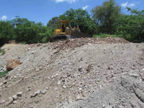 Los trabajos comenzaron con labores de terracería en la ribera del río Grande o Choluteca (Foto: Marlin Herrera/EL HERALDO)