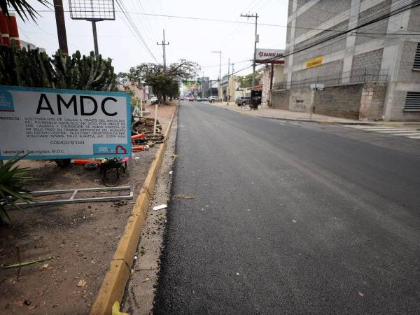 Así lucen el tramo que ya ha sido reparado en el bulevar Morazán, se trabaja en la trocha que va desde la iglesia Guadalupe hacia la colonia La Esperanza.