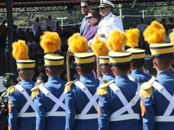 La gobernante pasó revista a las tropas durante la ceremonia de traspaso de mando en las Fuerzas Armadas.