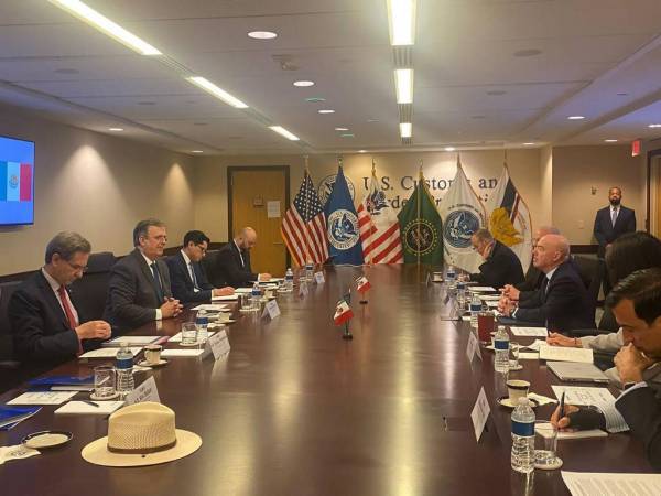 El canciller se reunió por la mañana con el secretario de Seguridad Interior (DHS), Alejandro Mayorkas, con quien acordó crear “un grupo de trabajo relativo al tema migratorio en el corto plazo”.