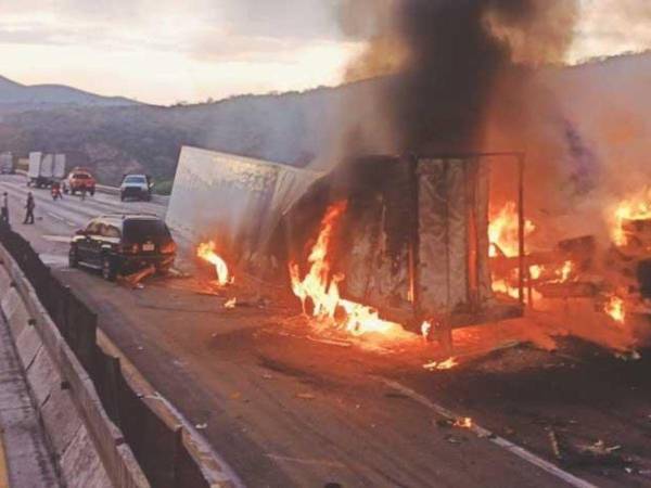 Un accidente ocurrido en la autopista México-Querétaro causó caos vial, por lo que los bomberos y cuerpos de emergencia se trasladaron a atender el incidente. Hasta ahora no se ha precisado algún reporte de víctimas mortales por este hecho. A continuación, más detalles....