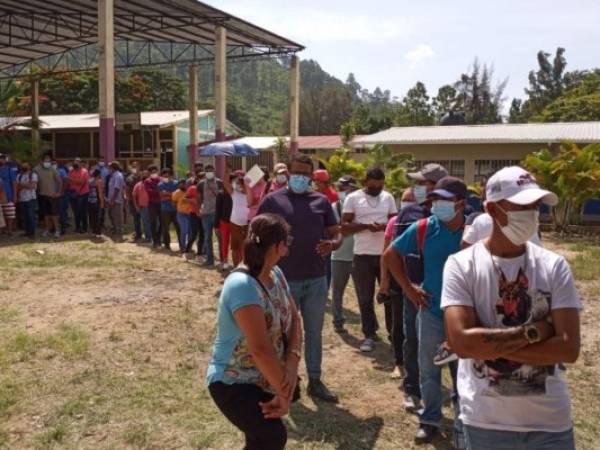 Ciudadanos hacen fila en las afueras de un punto de entrega del DNI en el departamento de Valle. Foto: Cortesía