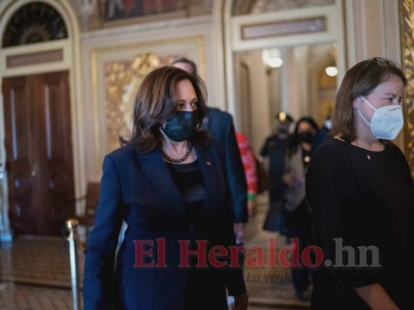 La vicepresidenta Kamala Harris llega al Senado, en el Capitolio, Washington, el jueves 4 de marzo de 2021. (AP Foto/J. Scott Applewhite)