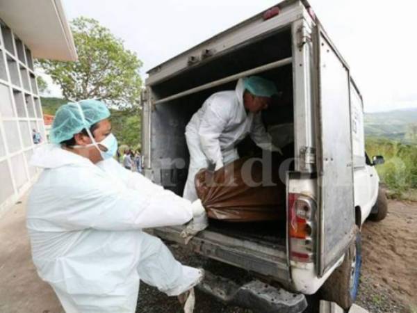 La acción se realizó esta mañana en el Cementerio Humanitario de esta ciudad. Fotos: Mario Urrutia / El Heraldo.