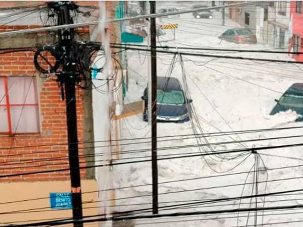 Calles de Puebla se cubrieron de blanco por el granizo que cayó durante tormenta el viernes.