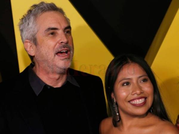 El director de cine mexicano Alfonso Cuarón posa con la actriz mexicana Yalitza Aparicio en la alfombra roja de su película 'Roma' en la Ciudad de México, el lunes 17 de diciembre de 2018.