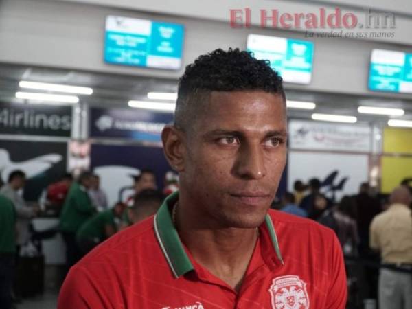 Carlo Costly en el aeropuerto Ramón Villeda Morales antes de viajar hacia México. Foto: El Heraldo