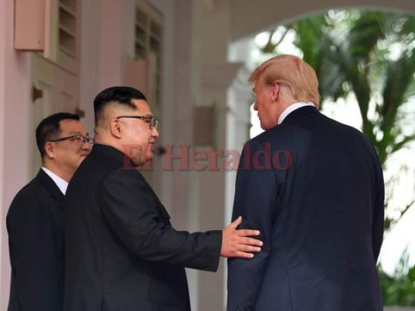 En esta foto de archivo tomada el 11 de junio de 2018, el líder de Corea del Norte, Kim Jong Un se reúne con el presidente de Estados Unidos, Donald Trump. Foto AFP