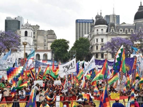 Miles de manifestantes bloquearon parcialmente una de las principales arterias de la capital y luego marcharon hacia la plaza donde se encuentra la casa de gobierno. AP.