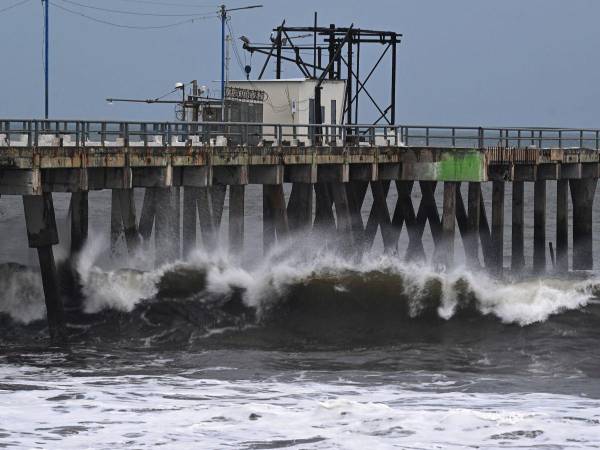 La tormenta tropical Pilar causaba este martes fuertes lluvias en Centroamérica en su lento desplazamiento desde el Pacífico, mientras los servicios meteorológicos vigilaban la formación de otro ciclón tropical en el Caribe. Pilar ha cobrado la vida de tres personas, las primeras dos víctimas son un joven (24) y una mujer (57), que fueron “arrastrados” por fuertes corrientes al cruzar ríos en El Salvador y la tercera víctima es un comayagüense de la tercera edad que sufrió una caída que “lo arrastró causándole el ahogamiento” en Honduras.