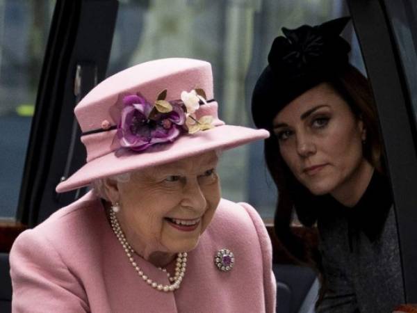 Kate Middleton siempre se mantuvo atrás de la reina Isabel II. Foto: AFP