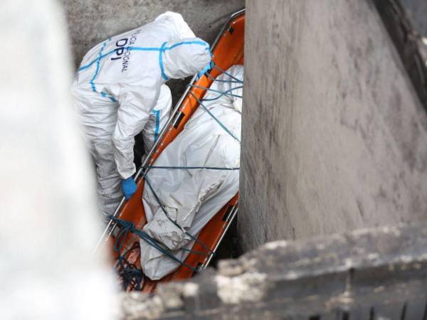 Los cuerpos de las cinco víctimas mortales del voraz incendio que se registró este viernes, en la colonia Ciudad Lempira de la capital hondureña, fueron retirados por miembros de Medicina Forense. Estas son las imágenes del momento en que se realiza el levantamiento.