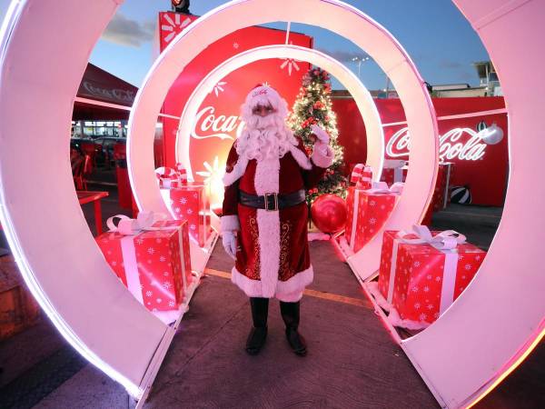 Santa recibió a todos sus hijos en su Villa, ubicada en Cascadas Mall. Ahí escuchó los deseos de Navidad de sus nietecitos y prometió cumplir todos sus deseos, siempre y cuando se hayan portado bien. Llegó feliz en su trineo, rodeado de todos sus ayudantes.