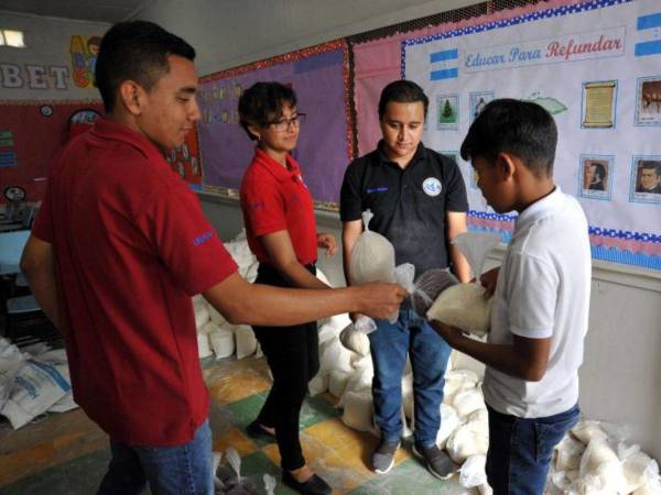 En alrededor de 22 mil centros escolares públicos del país se entrega trimestralmente la merienda escolar.