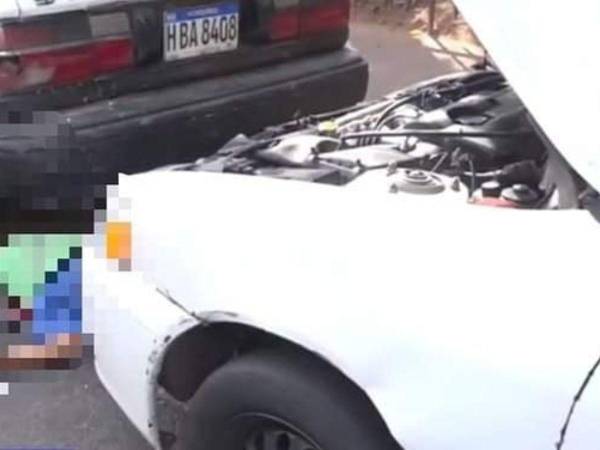 El cuerpo del conductor del taxi quedó tendido en la calle debajo de la unidad de transporte que manejaba.