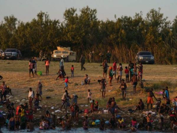 La Oficina de Aduanas y Protección de Fronteras de Estados Unidos ha dicho que la 'mayoría' de los inmigrantes indocumentados serán expulsados en virtud de la política gubernamental del Título 42. Foto: AFP