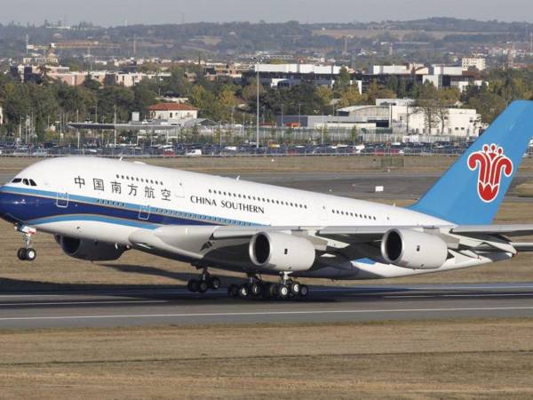 Fotografía de archivo del primer Airbus A380 entregado a las aerolíneas China Southern Airlines, en el aeropuerto Toulouse-Blagnc, al sur de Francia, el 14 de octubre de 2011.