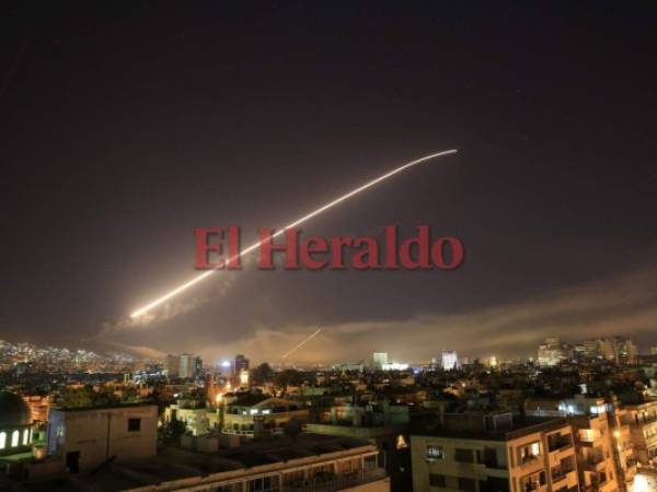 El cielo de Damasco, capital de Siria, se iluminó durante el bombardeo de Estados Unidos. Foto: AP