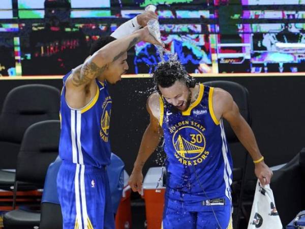 Curry convirtió 14 de 24 en tiros de campo y 10 de 18 en triples. AP