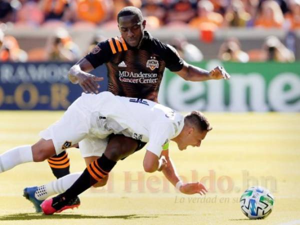 El delantero de Los Ángeles Galaxy, Javier 'Chicharito' Hernández, al frente, cae mientras se enreda con el defensor del Houston Dynamo, el hondureño Maynor Figueroa. Foto: AP.