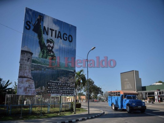 Un cartel que representa al difunto líder cubano Fidel Castro se ve en la víspera del 60 aniversario de la Revolución Comunista en Santiago de Cuba, Cuba. Foto: Agencia AFP.