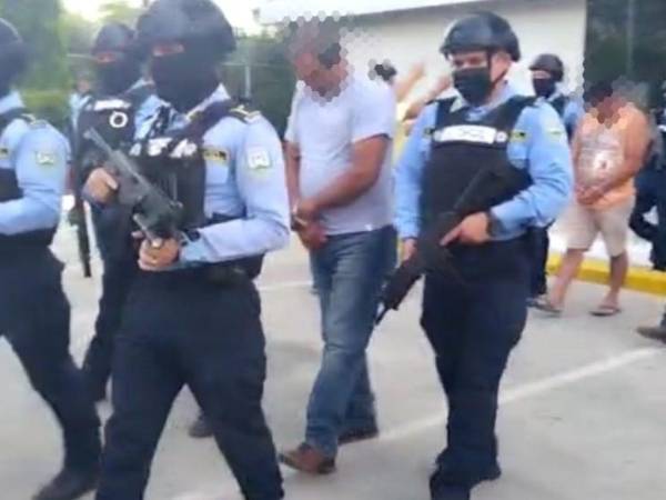 Una supuesta banda de secuestradores integrado por ocho hombres, incluído cuatro miembros de la Policía Nacional en activo, fueron capturados en horas de la tarde de este jueves -1 de junio- en diferentes departamentos de Honduras.