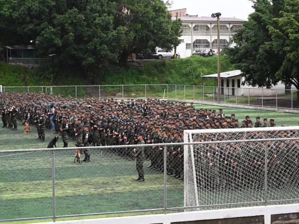 Casi 5,000 policías y militares fueron desplegados este jueves para combatir el crimen en Honduras, uno de los países sin guerra más violentos del mundo por causa de narcotraficantes y pandilleros.