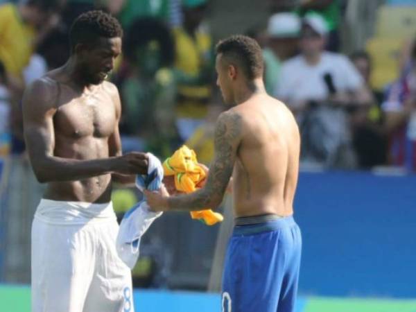 Momento en el que Johnny Palacios intercambia camiseta con Neymar Jr.