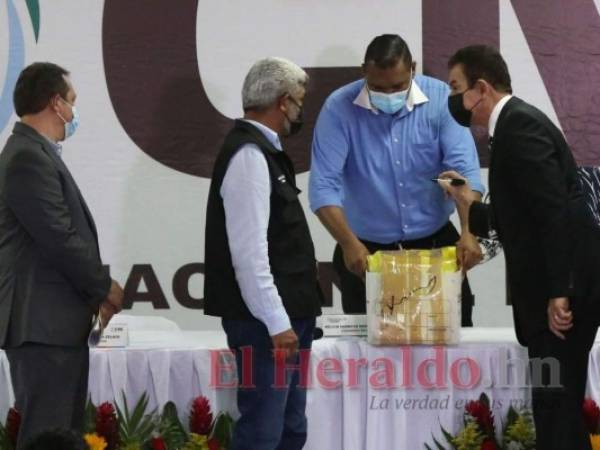 El presidenciable Salvador Nasralla presentó una serie de documentos para justificar la elección en asambleas de sus candidatos a diputados y alcaldes. Foto: El Heraldo