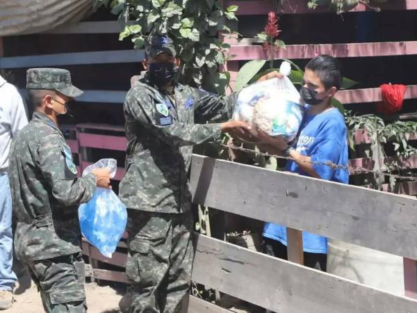 Las familias recibieron alimentos y agua en sus viviendas.