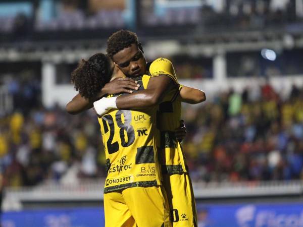 Carlos Mejía celebrando uno de los goles del encuentro.