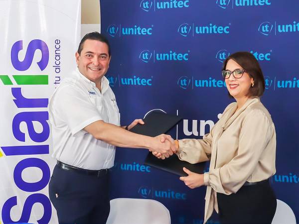 <i>Comprometidos con un futuro más limpio y sostenible: La Presidente Ejecutiva y Rectora de Unitec, Rosalpina Rodríguez, y el Presidente de Solaris, Iván Pastor, durante la ceremonia de firma del convenio estratégico para la instalación de granjas solares en los campus universitarios.</i>